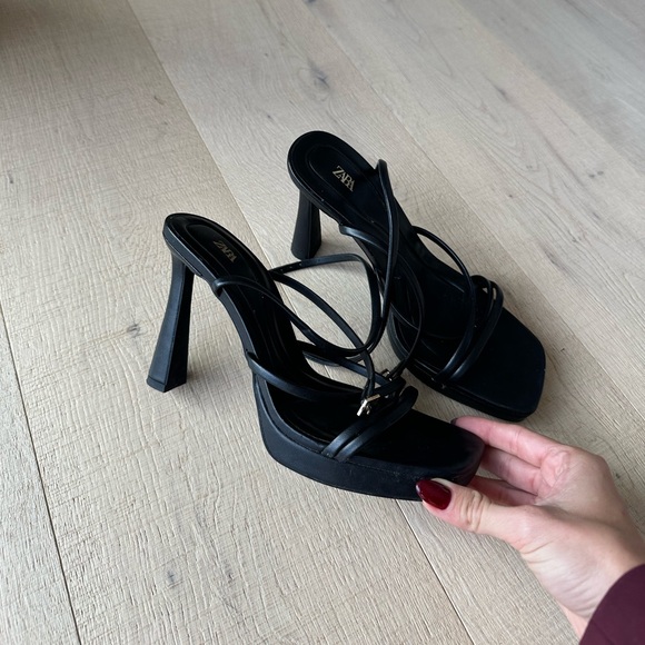 Black strappy heels - Picture 2 of 7